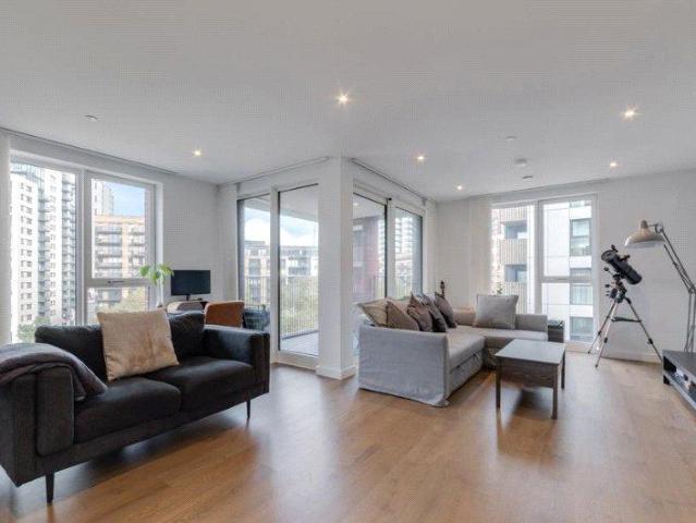 Flat for sale in Browning Estate, Greater London