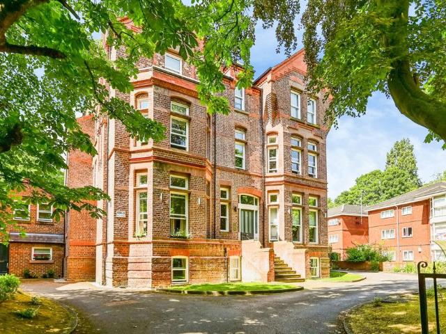 Flat for sale in Calderstones