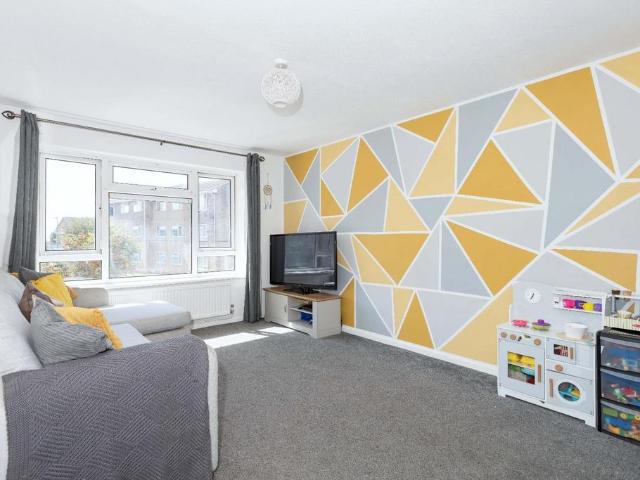 Flat for sale in Lancing, Adur