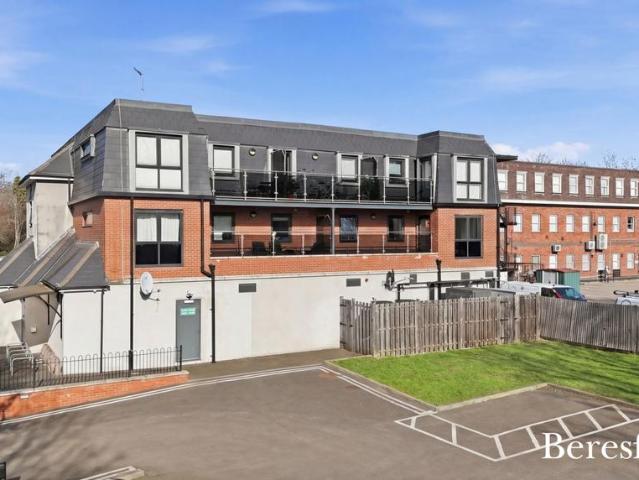 Flat for sale in Upminster, Greater London