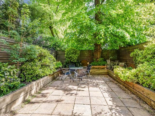 Flat for sale in Earl's Court, Greater London