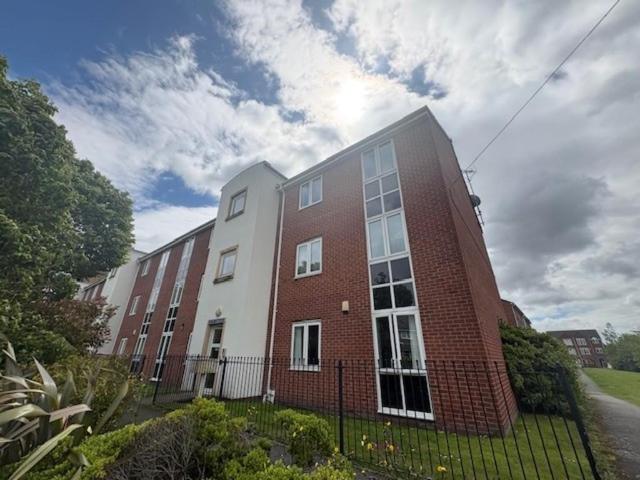 Flat for sale in Hunts Cross, Calderstones