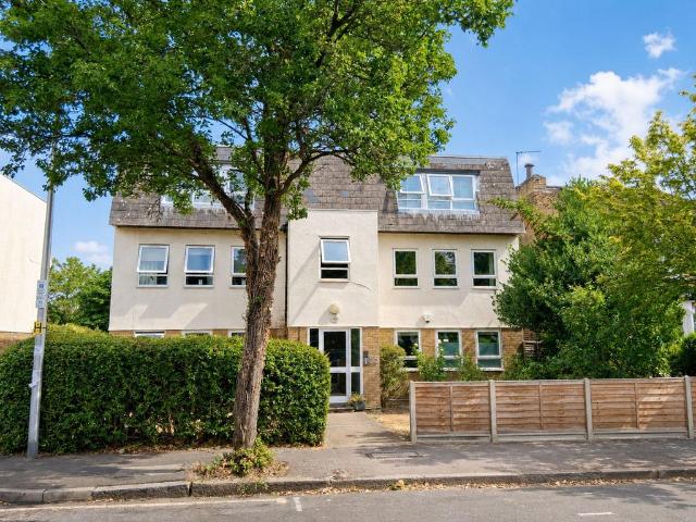 Flat for sale in South Woodford, Greater London