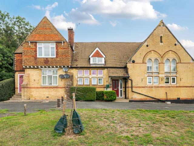 Flat for sale in Farnborough Park, Greater London