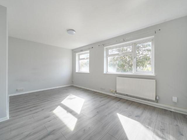 Flat for sale in Wallington, Greater London