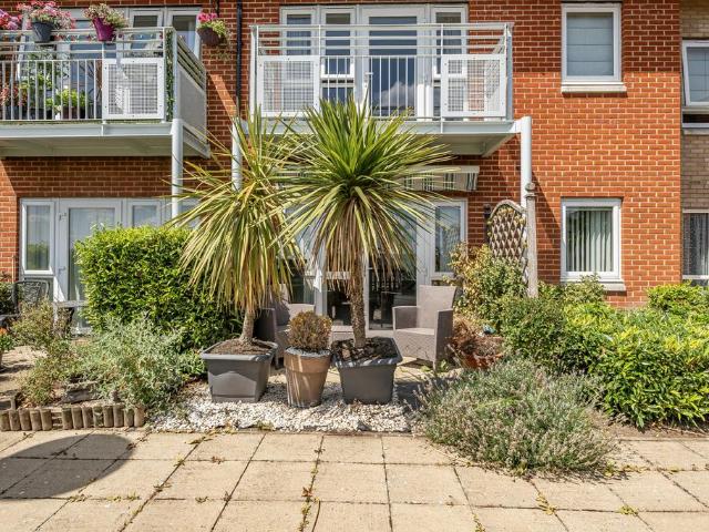 Flat for sale in Denham