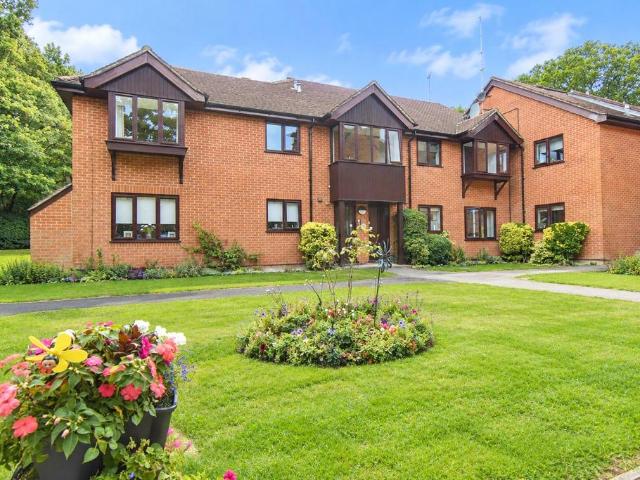 Flat for sale in Hook, Hart