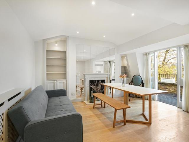 Flat for sale in Earl's Court, Greater London