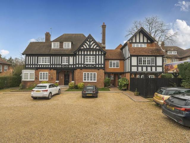Flat for sale in Northwood, Greater London