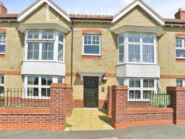 Flat for sale in Chipping Hill, Essex