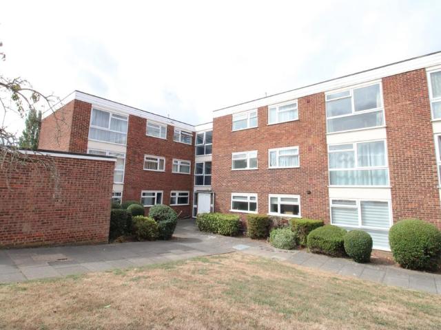 Flat for sale in Upminster, Greater London