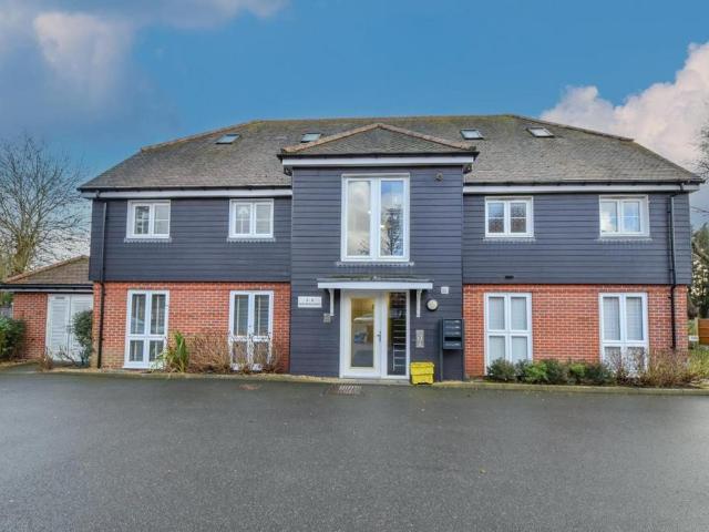Flat for sale in Navestock Side, Essex