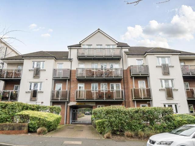 Flat for sale in Carshalton Beeches, Greater London