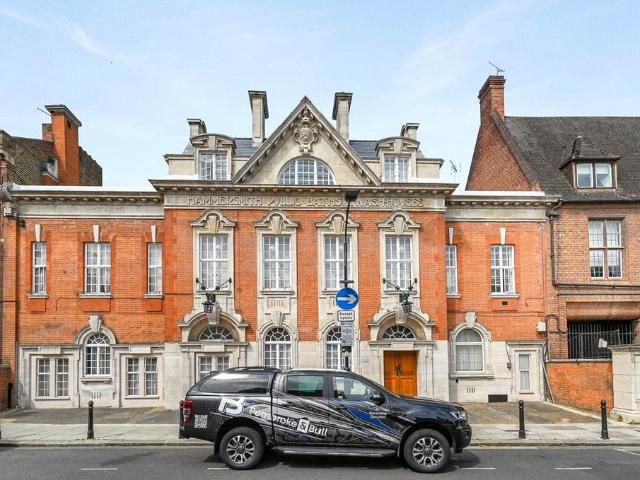 Flat for sale in Shepherd's Bush, Greater London