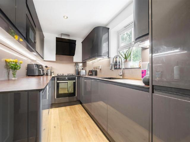 Flat for sale in Dunton Green, Sevenoaks