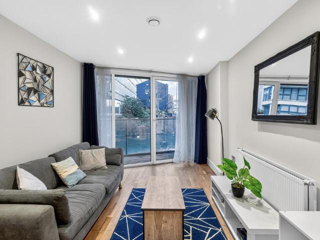 Flat for sale in Limehouse, Greater London