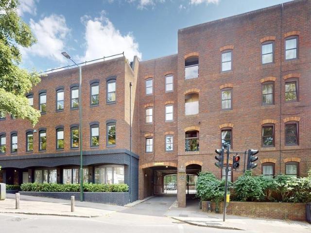 Flat for sale in Petersham, Greater London
