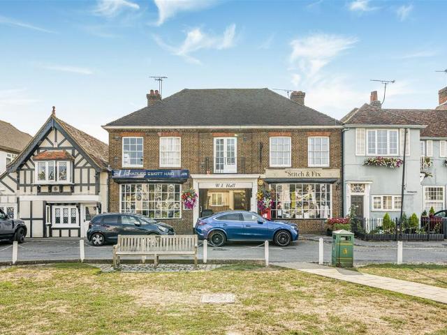 Flat for sale in Datchet, Windsor and Maidenhead