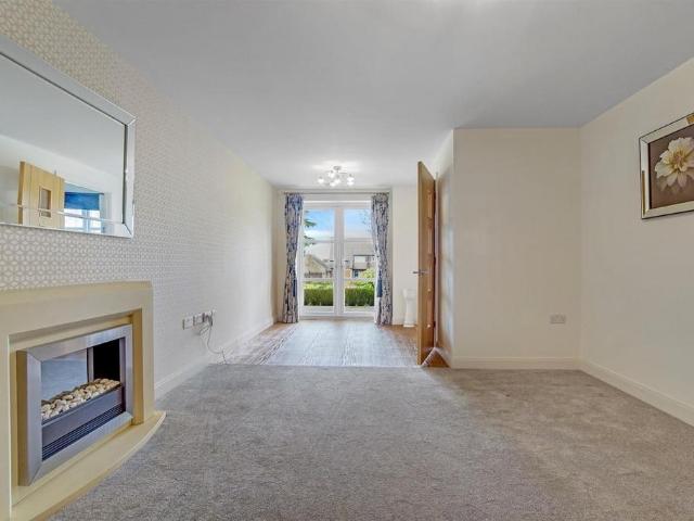 Flat for sale in Hillview, Surrey