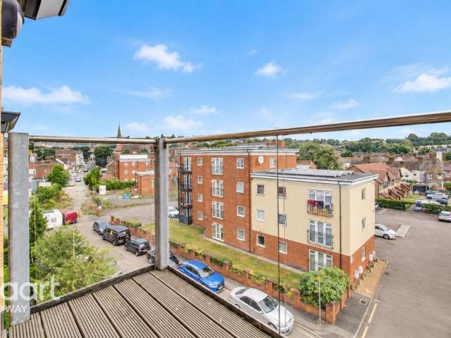 Flat for sale in Strood, Medway