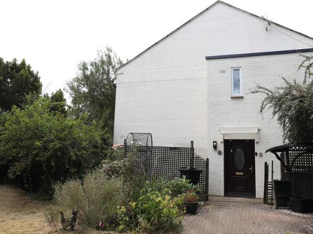 Flat for sale in Shinfield