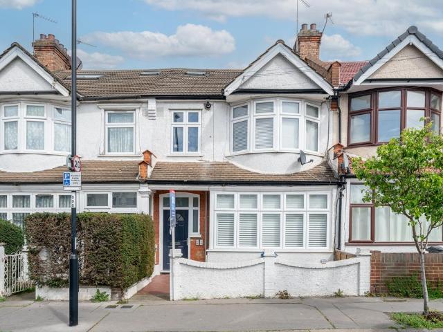 Flat for sale in London Borough of Croydon, Norbury