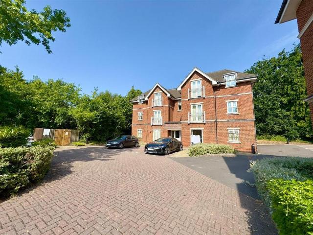 Flat for sale in Fleet, Hart
