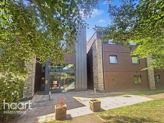 Flat for sale in Allington, Midway