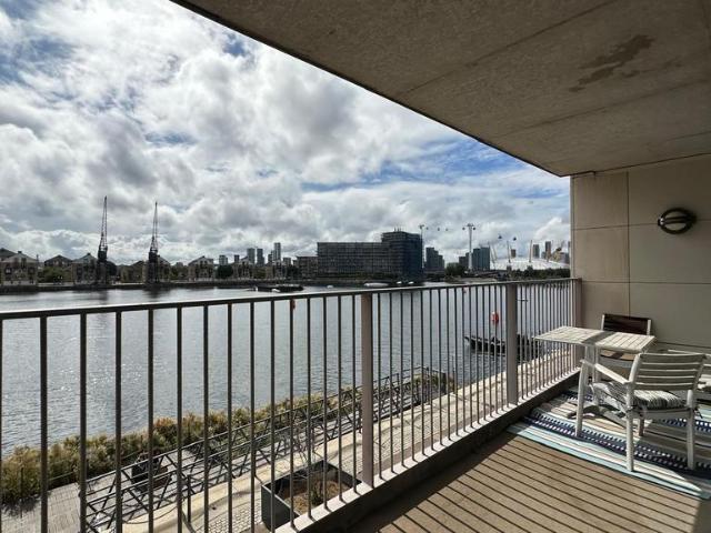 Flat for sale in Canning Town, Greater London