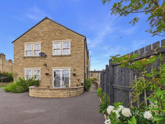 Flat for sale in Firthcliffe, Liversedge