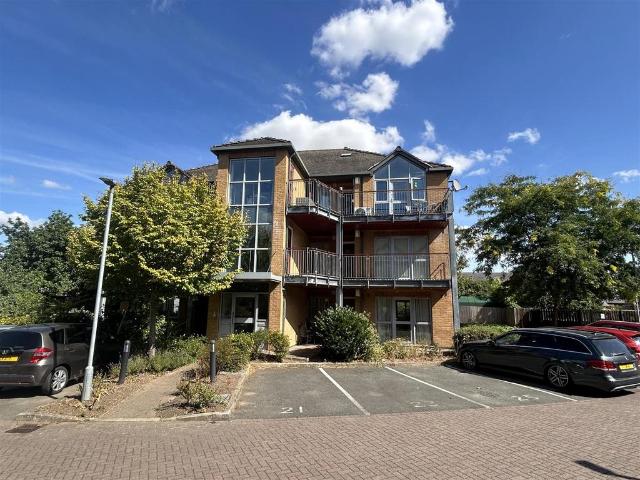 Flat for sale in Syston, Elmfield