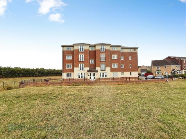 Flat for sale in Kingswood, Hull