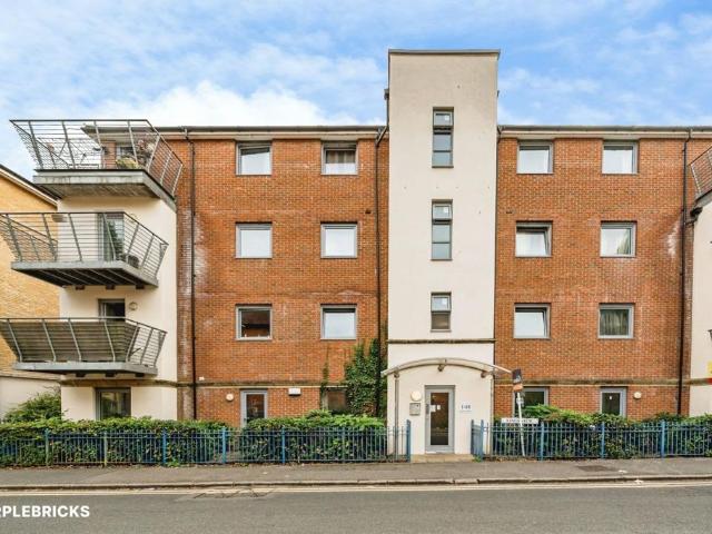 Flat for sale in High Wycombe Community Board, High Wycombe