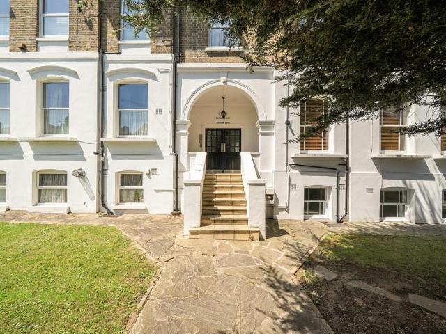 Flat for sale in London Borough of Croydon, Addiscombe