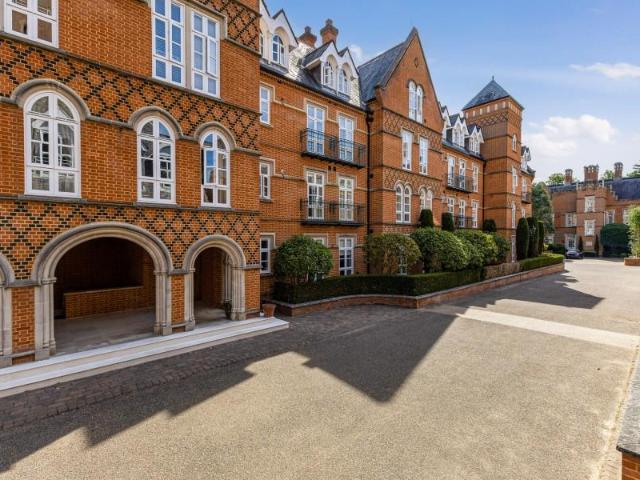 Flat for sale in Row Town, Surrey