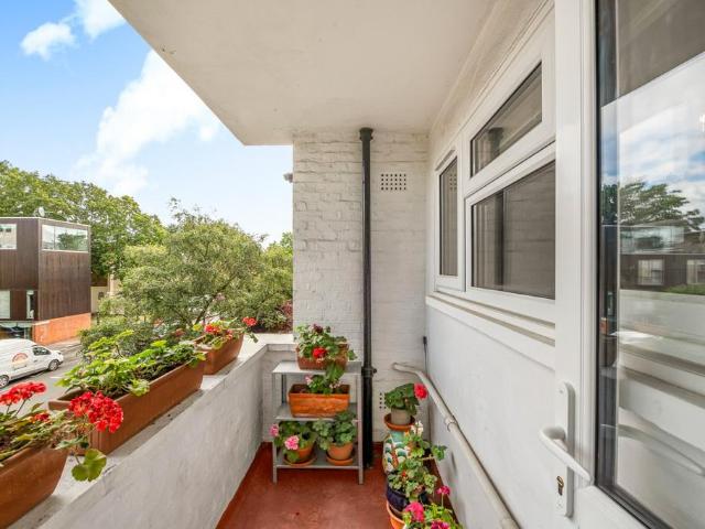 Flat for sale in Mortlake, Greater London