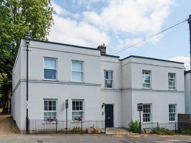 Flat for sale in London Borough of Lewisham, Blackheath