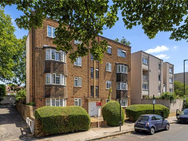 Flat for sale in Clapham, Greater London