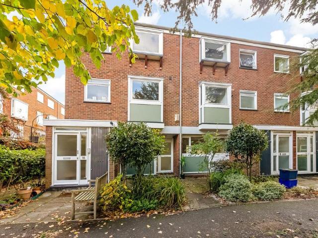 Flat for sale in Dulwich, Greater London