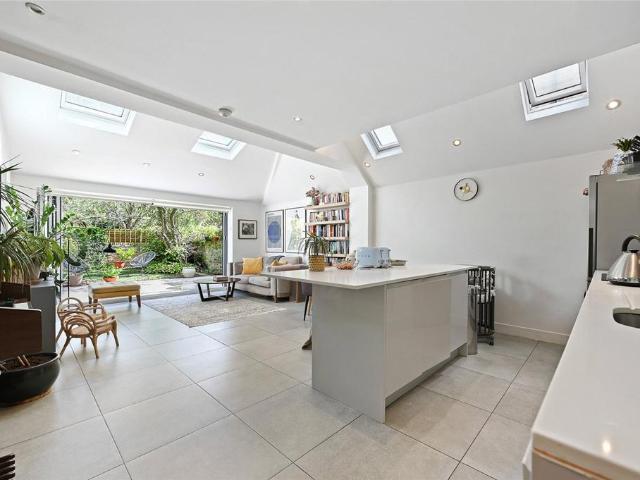 Flat for sale in Shepherd's Bush, Greater London