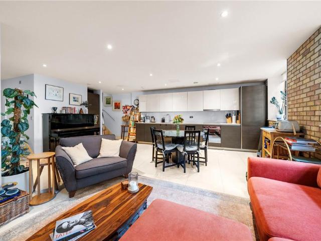 Flat for sale in St. George in the East, Greater London