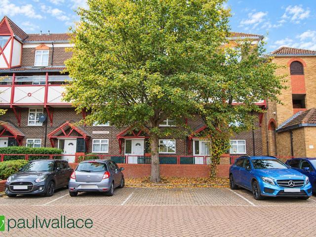 Flat for sale in Cheshunt, Broxbourne