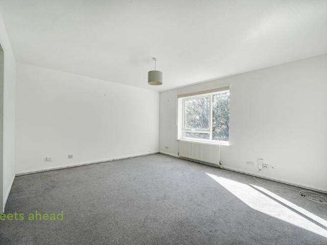 Flat for sale in London Borough of Croydon, Greater London