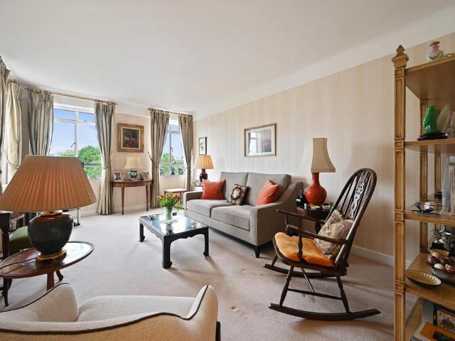 Flat for sale in St. John's Wood, Greater London