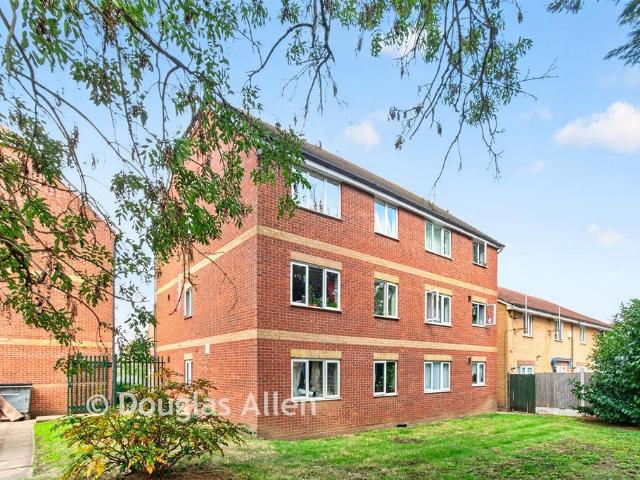 Flat for sale in Goodmayes, Greater London