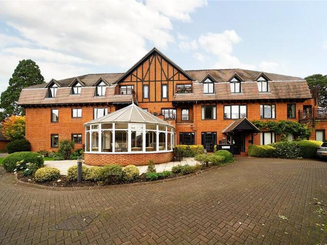 Flat for sale in Hart, Hampshire