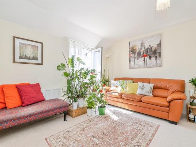 Flat for sale in Kingswood, North Watford