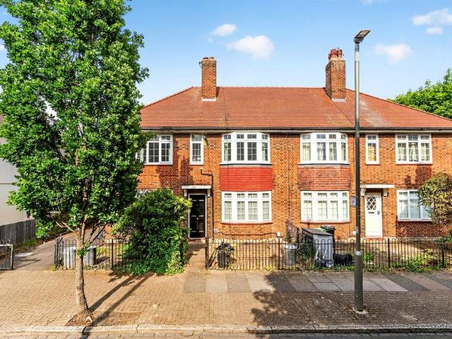 Flat for sale in Summerstown, Greater London