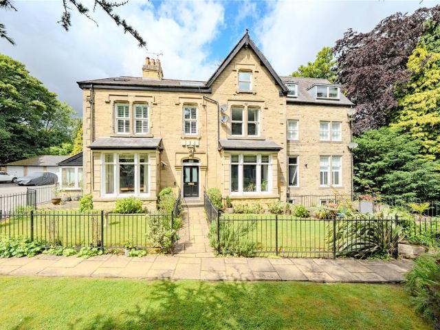 Flat for sale in Oakwood, West Yorkshire