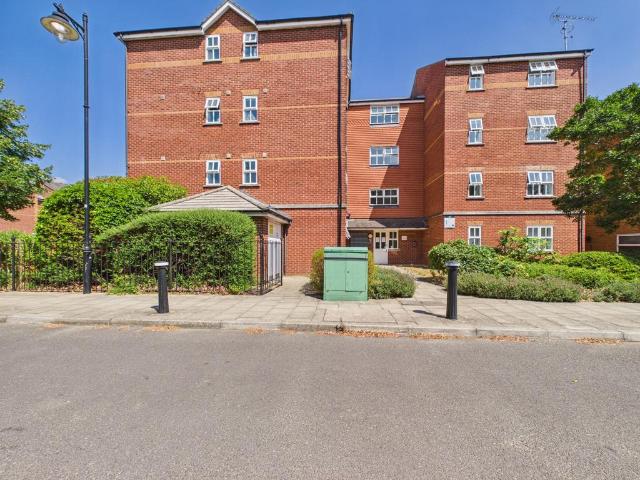 Flat for sale in Furzedown, Greater London